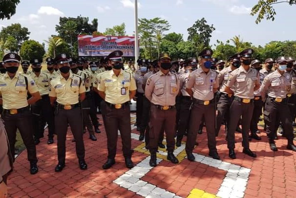 satpam dan juga polisi